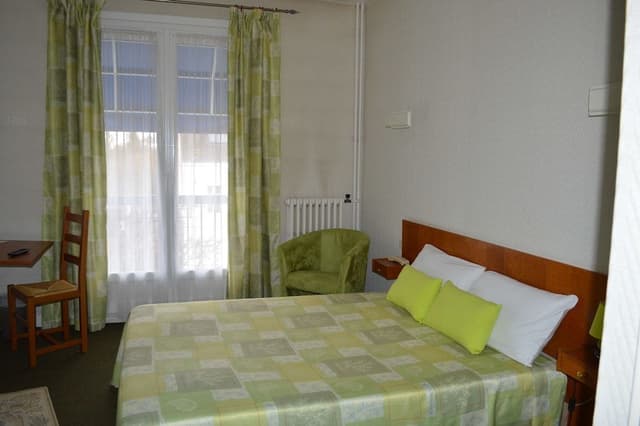 Chambre standard côté rue.