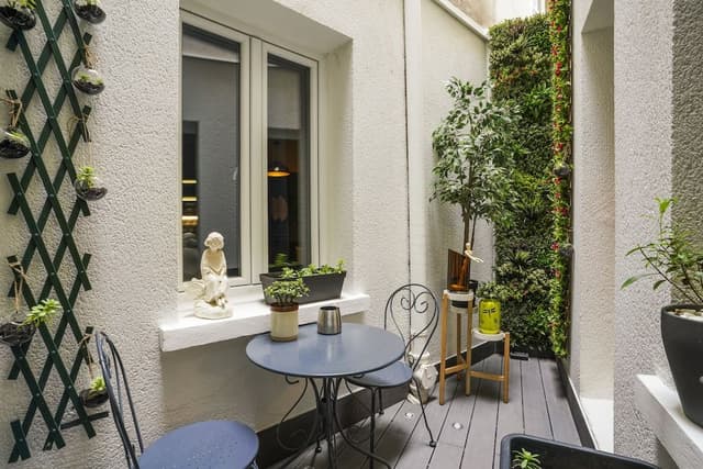 Superior Studio, 1 Double Bed (2 pax, 106 Rue de Paris)