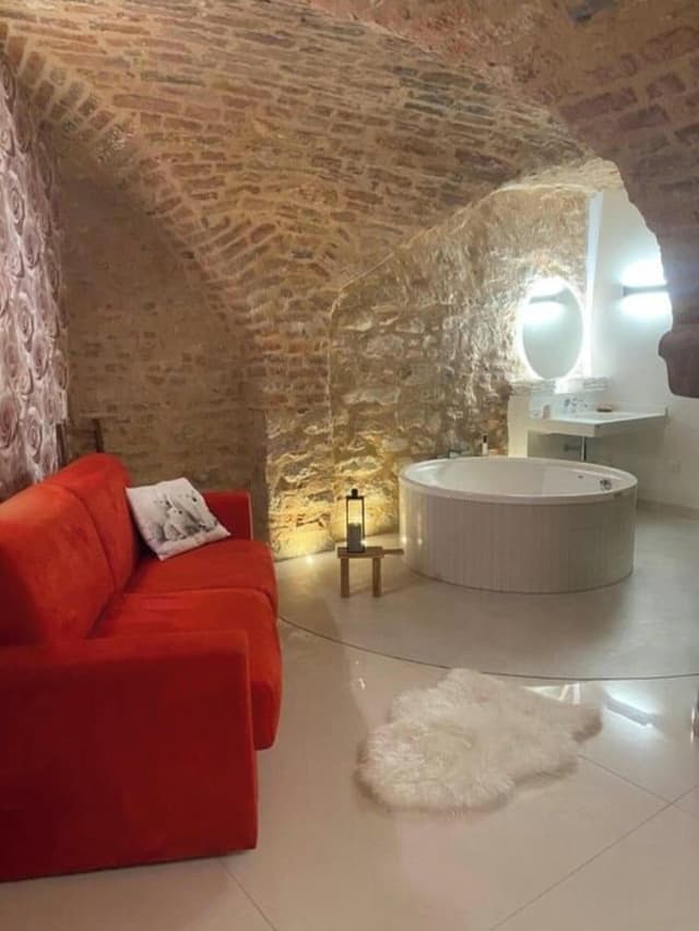 Romantic Suite without windows