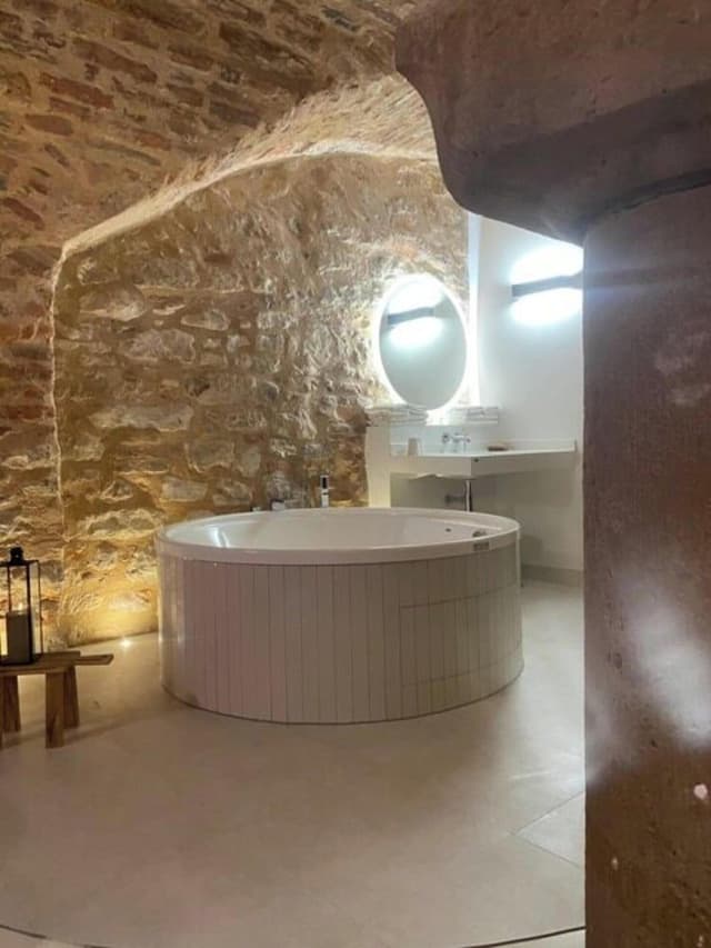 Romantic Suite without windows