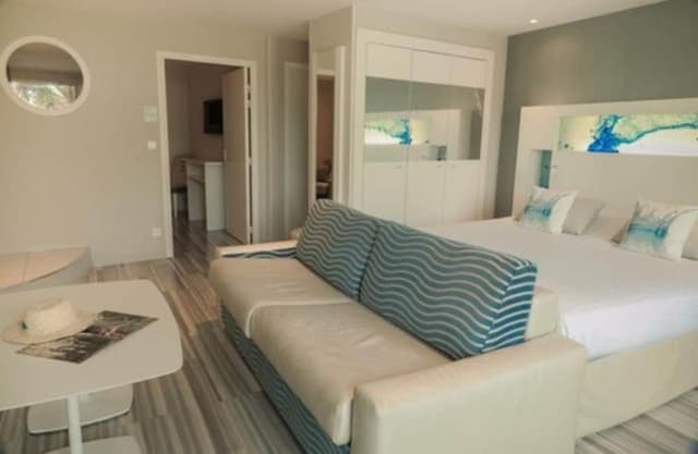 Suite, Sea View