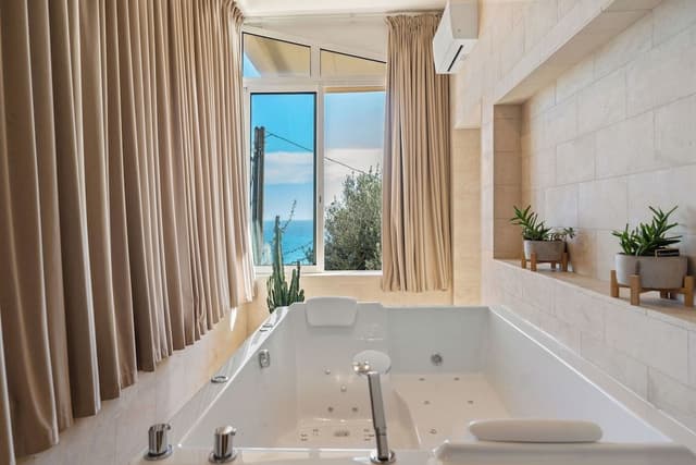 Chambre Triple, Vue Mer, avec spa (Le Lagon)
