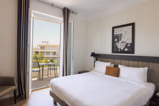 Comfort Room, Balcony