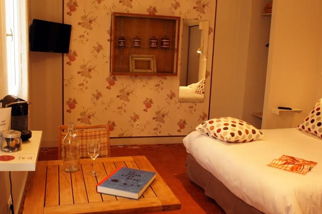 STUDIO (2 Adults + 1 child)