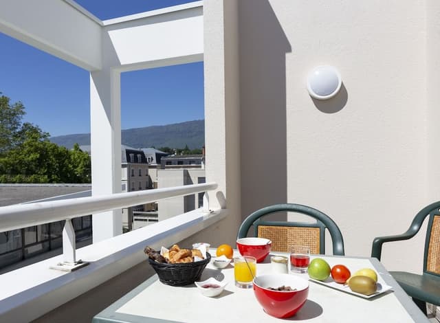 Grand Apartment, Balcony