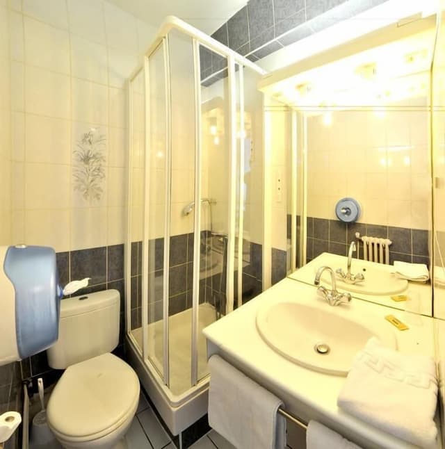 Double Room (Queen Bed)
