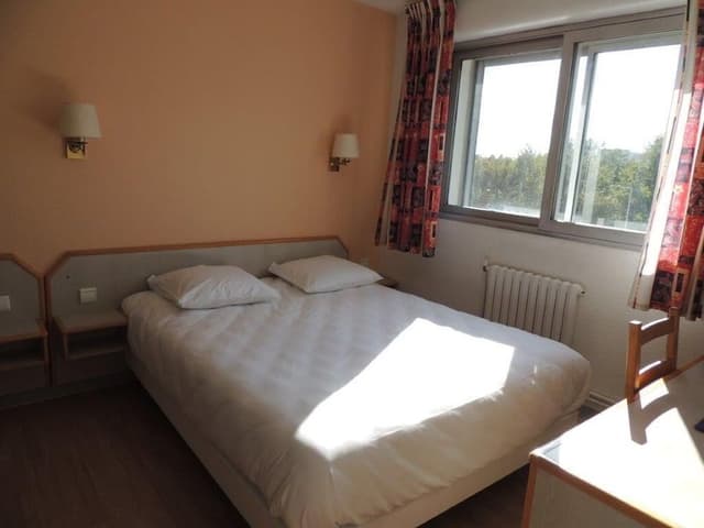 Double Room (Queen Bed)