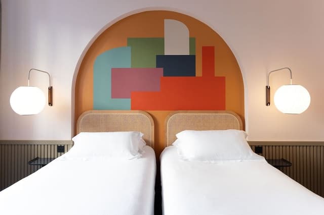 Twin Room Act 3
