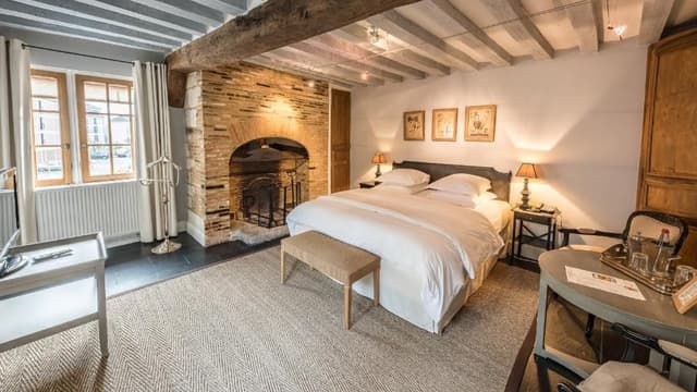Family Suite (2 Adults + 2 Children)