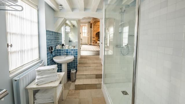 Family Suite (2 Adults + 2 Children)