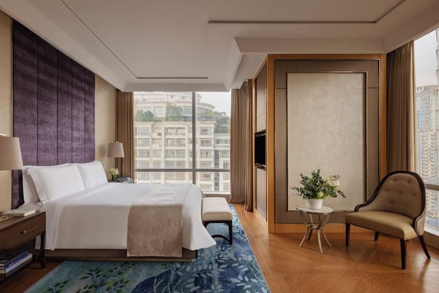 Suite, 1 King Bed, Smoking (Artist)