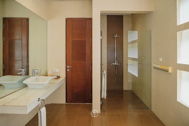 5 bedrooms villa pool
