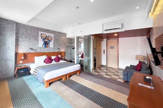 Executive Room, 1 Queen Bed, City View