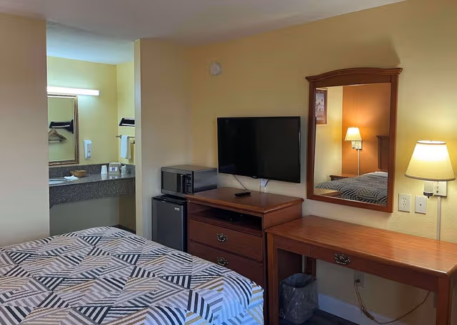Deluxe Room, 1 Queen Bed, Smoking, Refrigerator & Microwave