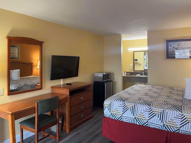 Deluxe Room, 1 Queen Bed, Smoking, Refrigerator & Microwave