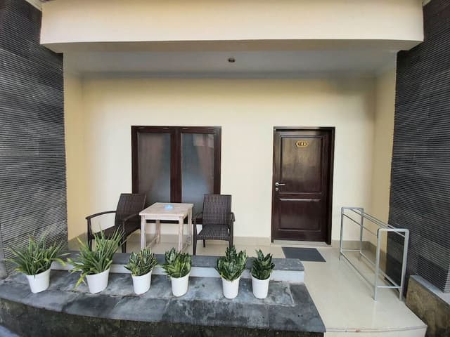 Room, Pool View