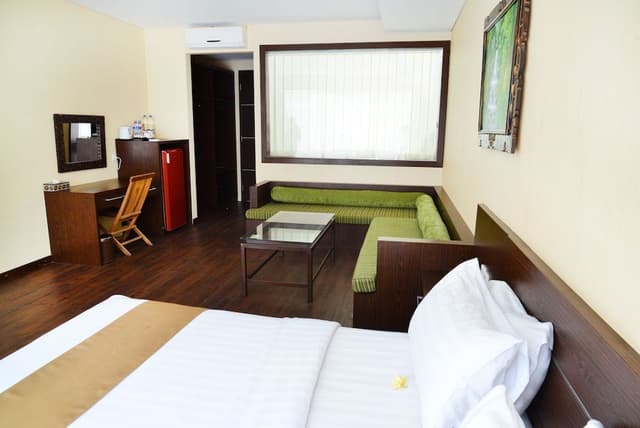 Deluxe Studio Suite, 1 King Bed, Balcony