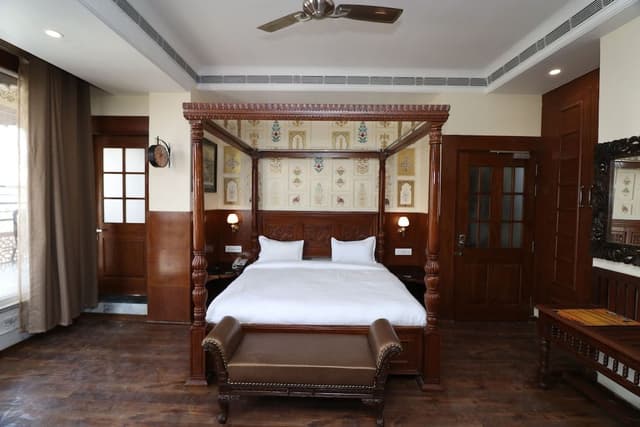 Luxury Suite, 1 King Bed, Smoking, City View
