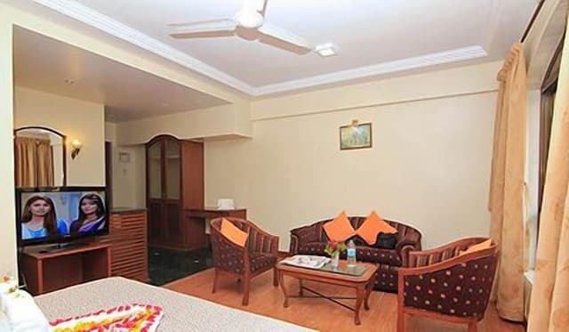 Family Suite, 1 Queen Bed, City View, Garden Area