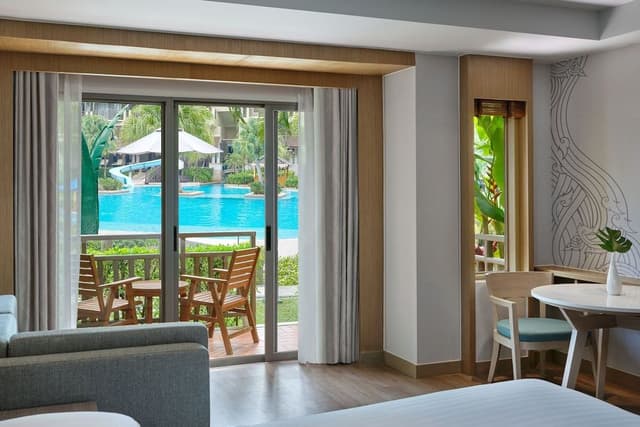 Room, 1 King Bed, Pool View (Larger Guest room,1K,Pool vw,Terrace)