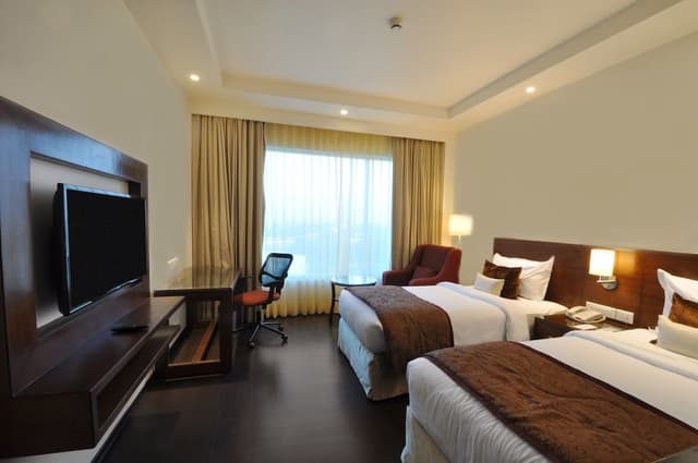 Deluxe Twin Room, 1 King Bed, Non Smoking, City View