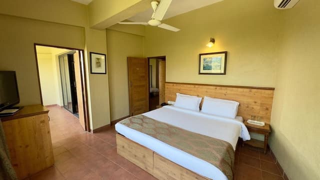 Cottage Room with Partial Mountain View
