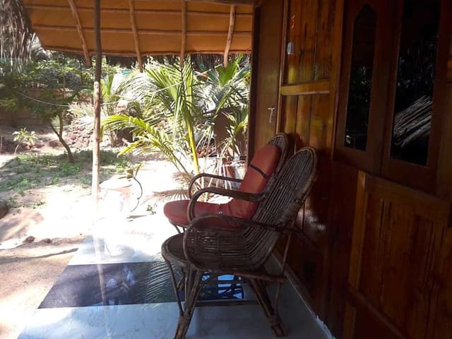 Economy Cottage, 1 King Bed, Smoking, Garden View