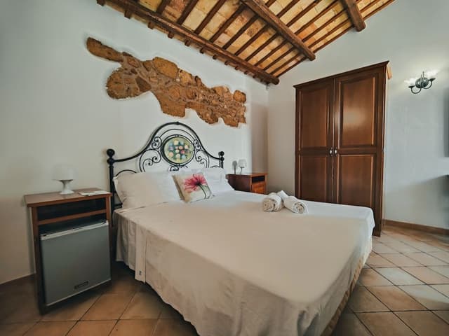Classic Double Room, 1 King Bed, Private Bathroom