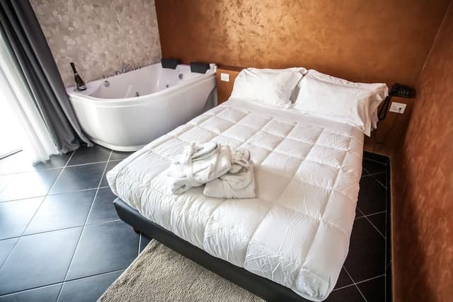 Double Room, Jetted Tub (Emotion)