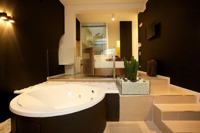 Superior Suite, Jetted Tub