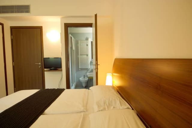 Economy Double Room (lateral garden view)