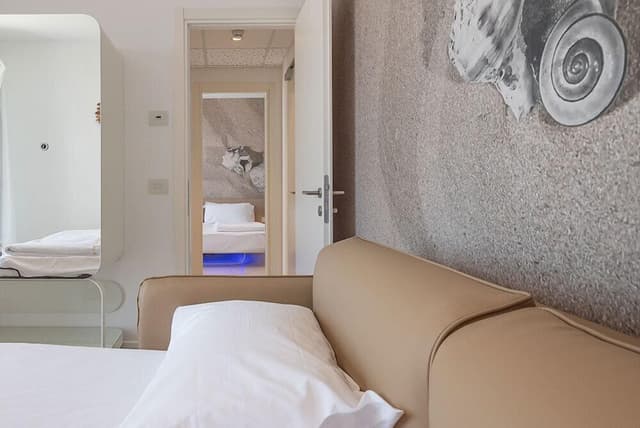 Deluxe Suite, Jetted Tub