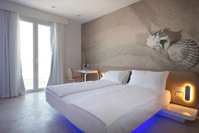Deluxe Suite, Jetted Tub