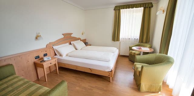 Deluxe Suite, 1 Bedroom, Bathtub, Lake View