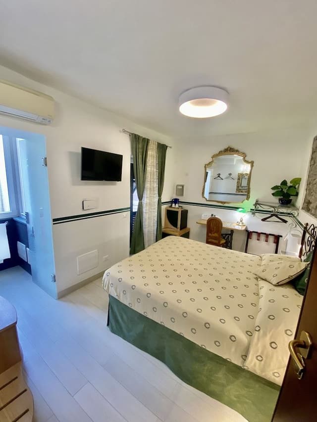 Superior Room, 1 King Bed, Air conditioning, Vineyard View