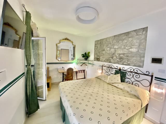 Superior Room, 1 King Bed, Air conditioning, Vineyard View