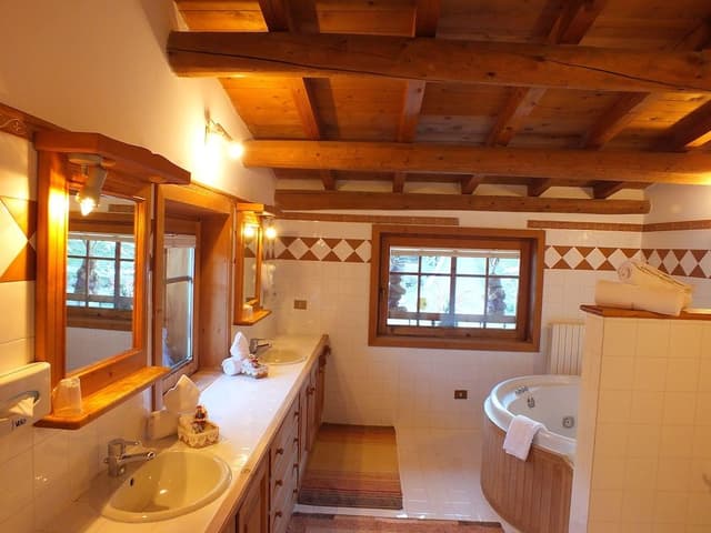Suite, Jetted Tub
