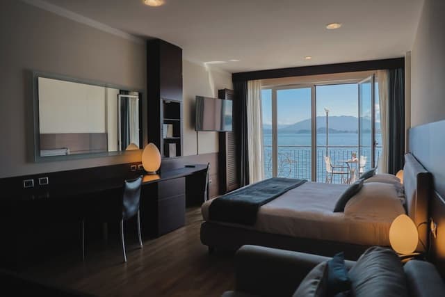 Suite, Lake View