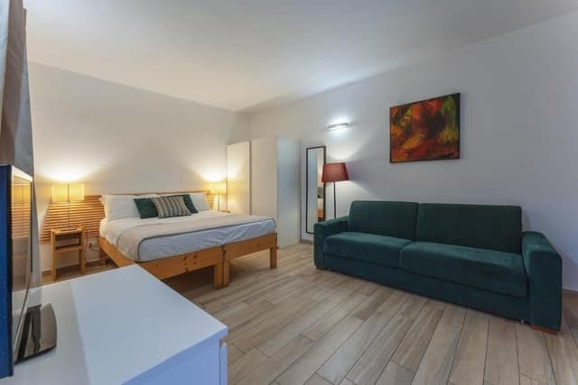 Deluxe Studio (B)