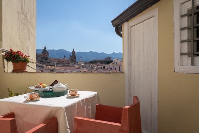 Suite, Balcony