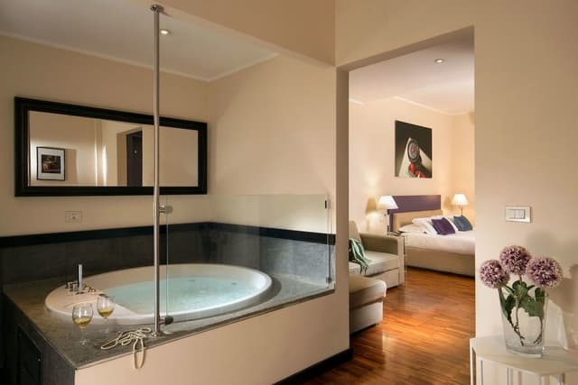 Suite, Jetted Tub