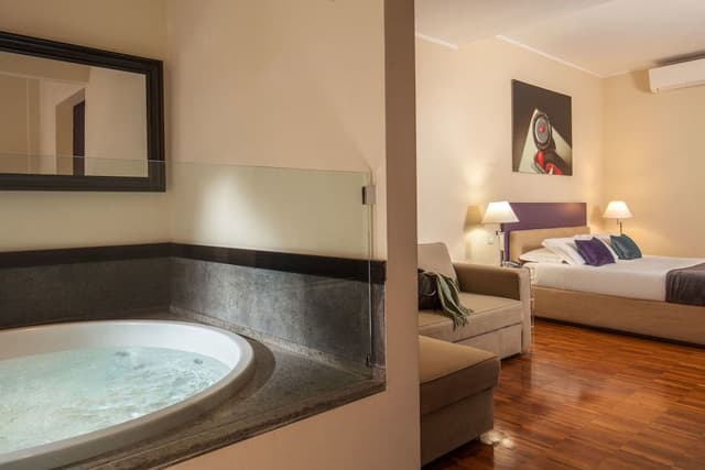 Suite, Jetted Tub