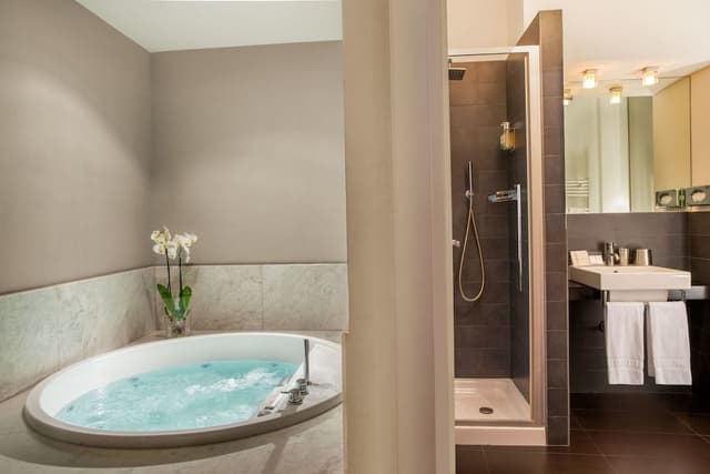 Suite, Jetted Tub