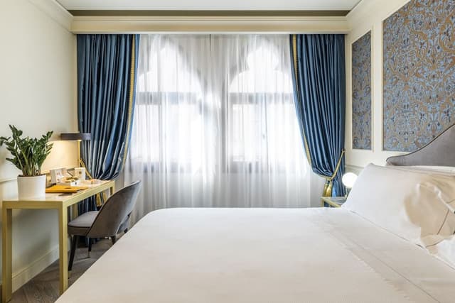 Deluxe Double Room, Canal View