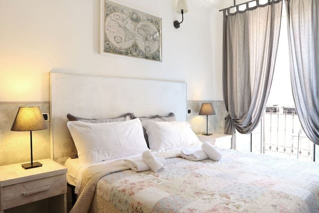 Camera con letto matrimoniale o 2 letti singoli, con balcone, fumatori