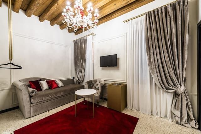 Honeymoon Suite, Annex Building