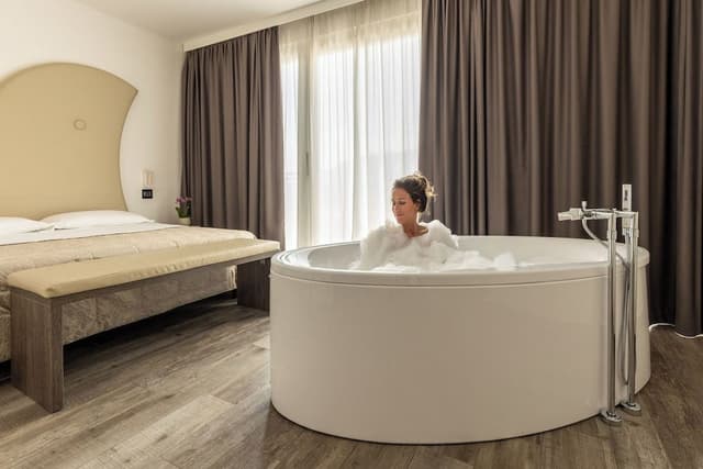 Deluxe Suite, 2 Bedrooms, Bathtub, Lakeside