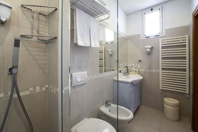 Romantic Suite, 2 Bedrooms, Hot Tub, Sea Facing (Madreperla)