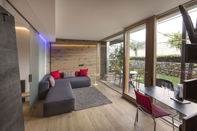 Suite, Patio, Partial Lake View
