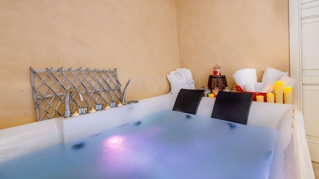 Suite, Hot Tub, Annex Building (on 2 levels, internal staircase)